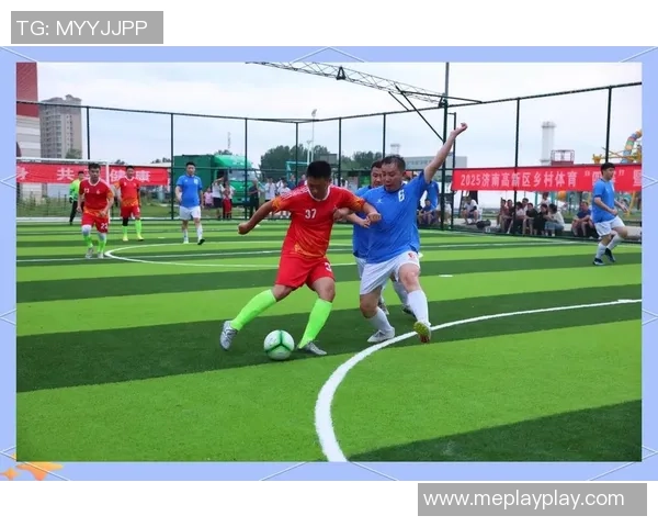 足球员大雨中的坚韧表现与团队协作精神展现了体育的真正魅力与激情